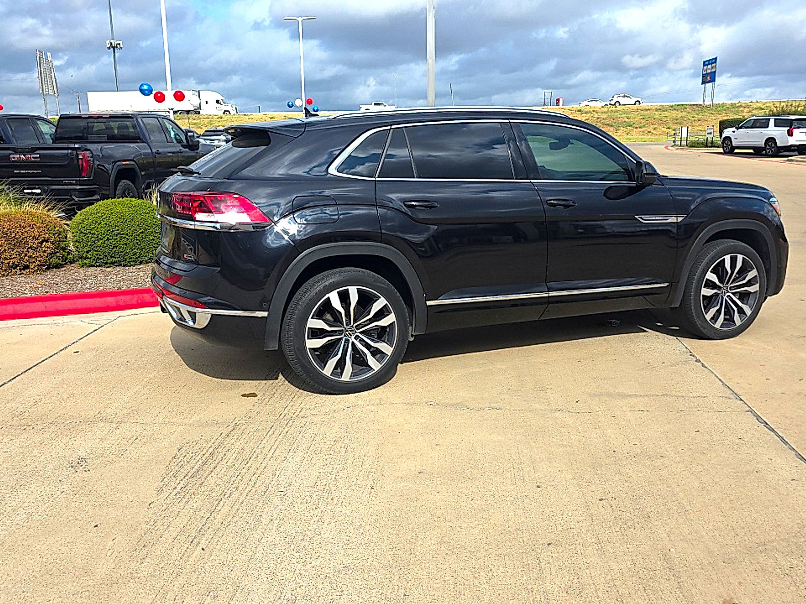 Used 2022 Volkswagen Atlas Cross Sport SEL Premium R-Line w/ Cross Sport MDO Package AWD/4WD image 10