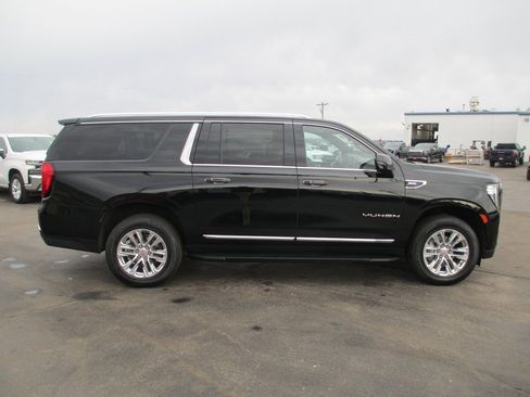 Certified 2021 GMC Yukon XL SLT w/ SLT Premium Package image 3