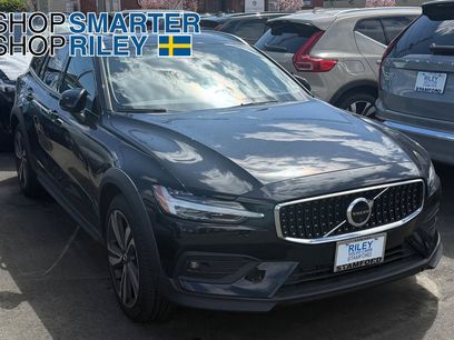 New 2025 Volvo V60 B5 Cross Country Plus w/ Protection Package Premier