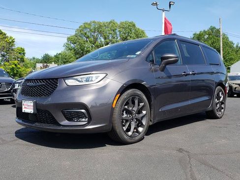 Used 2021 Chrysler Pacifica Touring-L w/ S Appearance Package FWD image 3