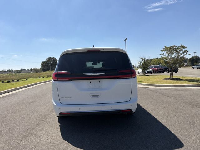 Used 2023 Chrysler Pacifica Touring-L FWD image 4