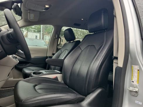 Certified 2024 Chrysler Pacifica Touring-L FWD image 19