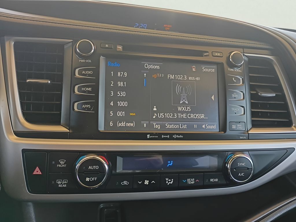Used 2018 Toyota Highlander XLE AWD/4WD image 36