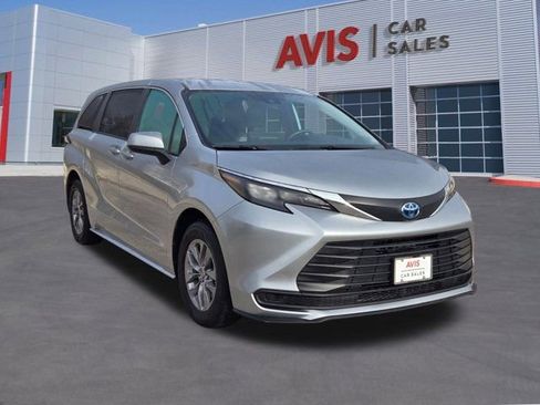 Used 2025 Toyota Sienna LE image 3