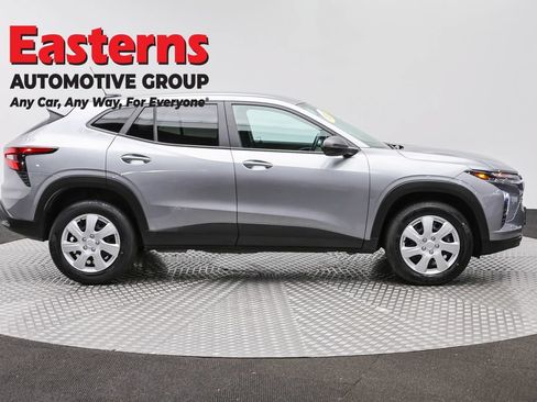 Used 2024 Chevrolet Trax LS FWD image 4