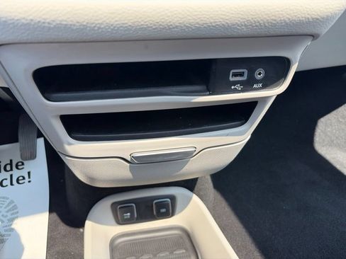 Used 2020 Chrysler Pacifica Limited w/ Tire & Wheel Group FWD image 28