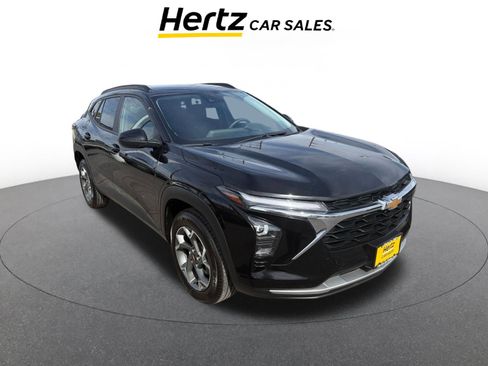 Used 2025 Chevrolet Trax LT image 1