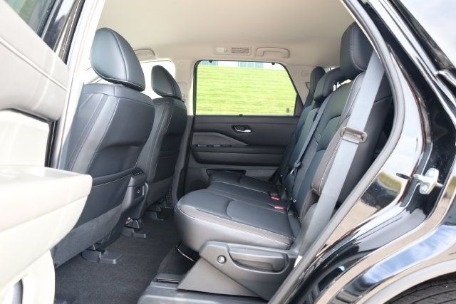 Used 2024 Nissan Pathfinder SL AWD/4WD image 28