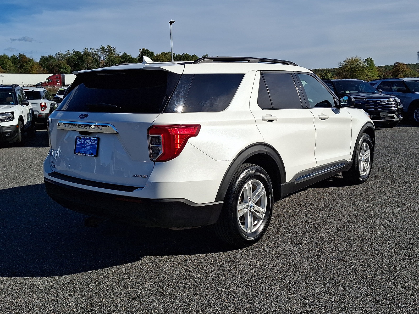 Used 2023 Ford Explorer XLT AWD/4WD image 7
