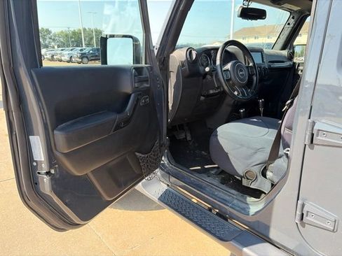Used 2017 Jeep Wrangler Unlimited Sahara AWD/4WD image 9