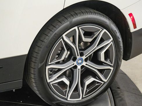 Used 2024 BMW iX xDrive50 AWD/4WD image 11