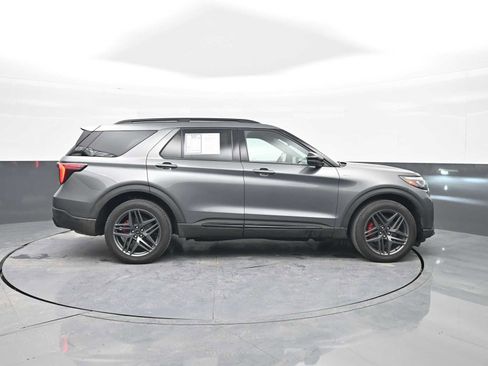 Used 2025 Ford Explorer ST-Line w/ ST-Line Street Pack AWD/4WD image 9