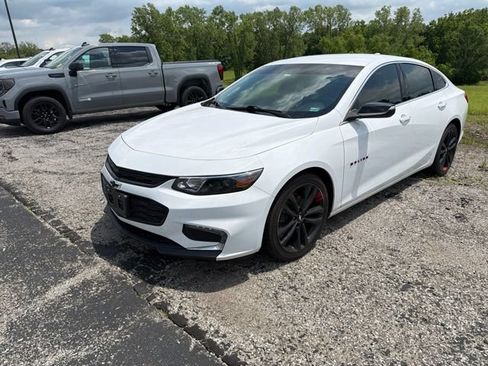 Used 2018 Chevrolet Malibu LT w/ Leather Package FWD image 2