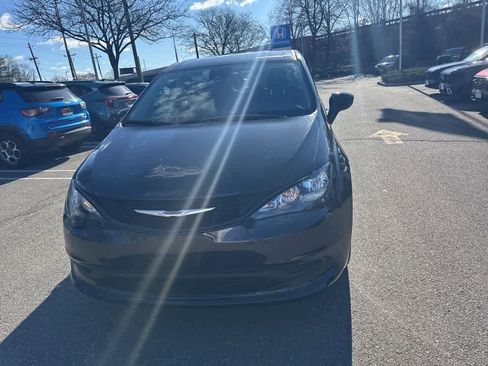 Used 2023 Chrysler Voyager LX image 6