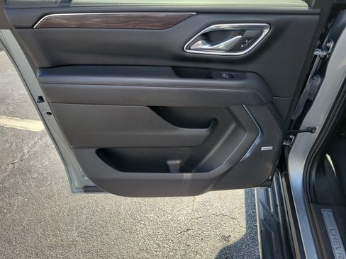 Used 2024 Chevrolet Suburban LT RWD image 17