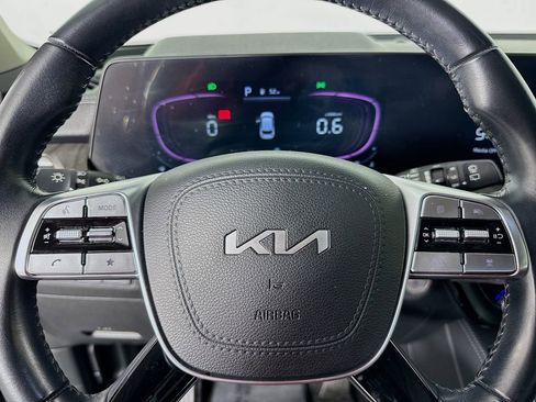 Used 2024 Kia Telluride EX w/ EX Captain's Chair Package image 16