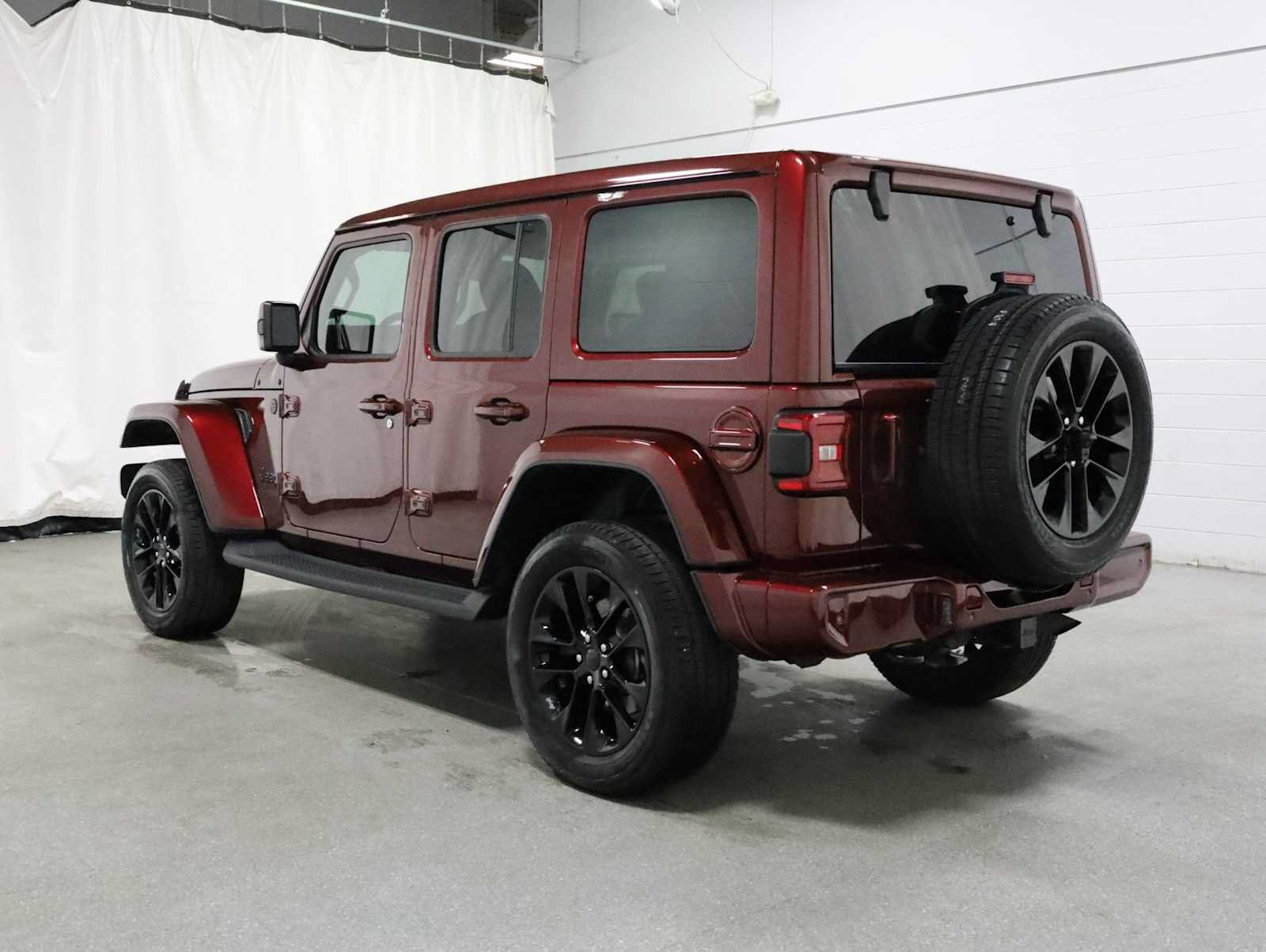 Used 2021 Jeep Wrangler Unlimited Sahara AWD/4WD image 3