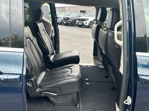 Used 2022 Chrysler Pacifica Touring-L AWD/4WD image 17