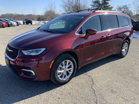 Used 2022 Chrysler Pacifica Touring-L image 11
