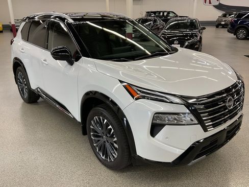 Used 2024 Nissan Rogue Platinum image 3