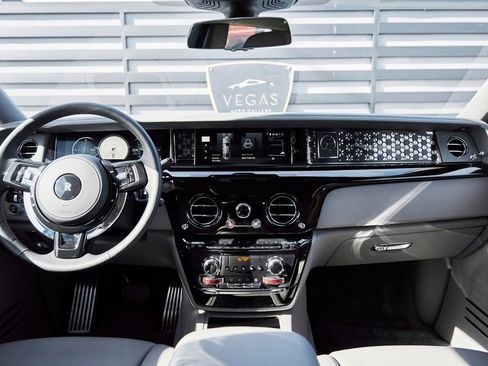 Used 2025 Rolls-Royce Phantom Sedan RWD image 64