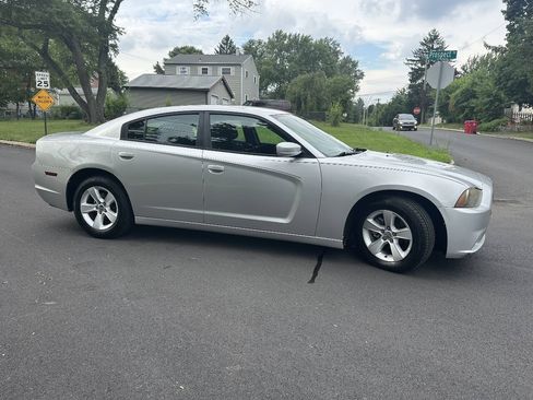 Used 2012 Dodge Charger SE RWD image 5