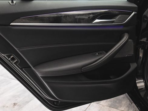 Used 2023 BMW 530e xDrive w/ Premium Package image 12