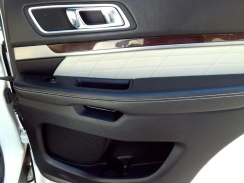 Used 2016 Ford Explorer Platinum AWD/4WD image 29