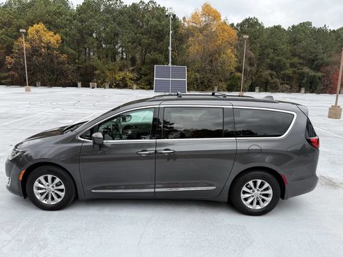 Used 2017 Chrysler Pacifica Touring-L image 17