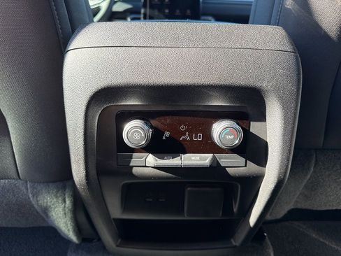 Used 2025 GMC Acadia Elevation image 12