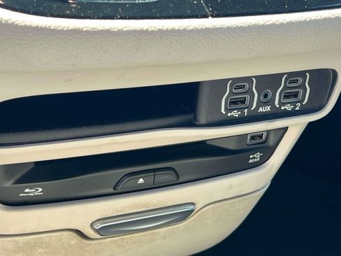 Used 2021 Chrysler Pacifica Touring-L w/ Uconnect Theater Family Group AWD/4WD image 32