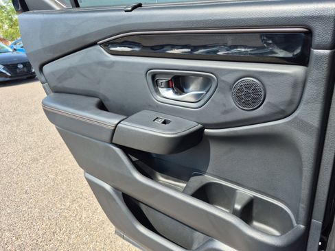 Used 2025 Honda Pilot TrailSport image 19