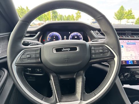 Used 2024 Jeep Grand Cherokee L Limited image 17