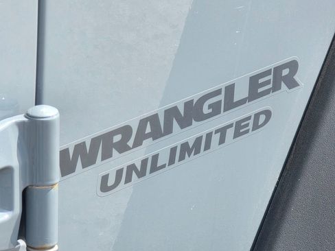 Used 2015 Jeep Wrangler Unlimited Rubicon image 9