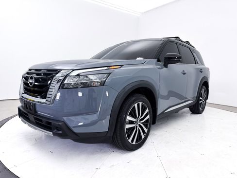 Used 2024 Nissan Pathfinder Platinum image 16