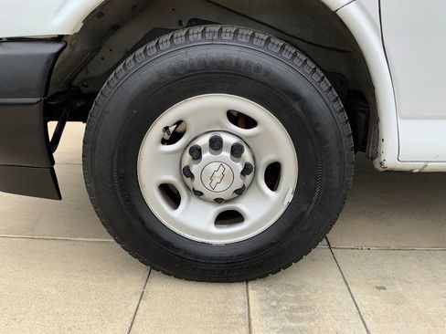 Used 2018 Chevrolet Express 2500 image 21