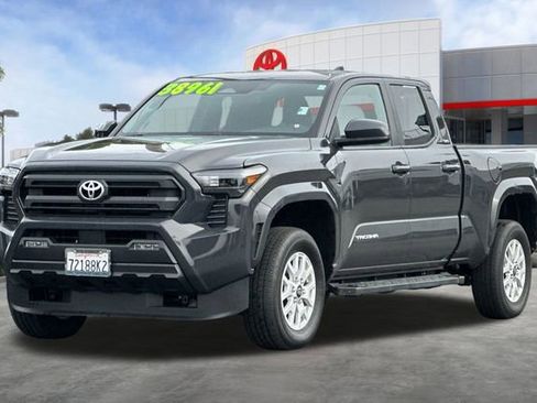 Used 2025 Toyota Tacoma SR5 image 9