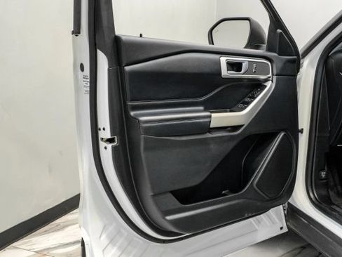 Used 2020 Ford Explorer XLT w/ Equipment Group 202A AWD/4WD image 47