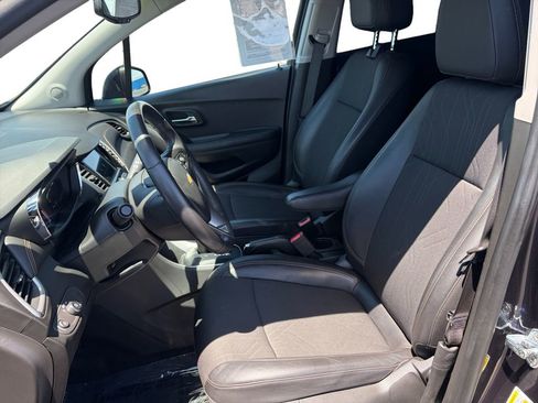 Certified 2022 Chevrolet Trax LT w/ LT Convenience Package AWD/4WD image 10
