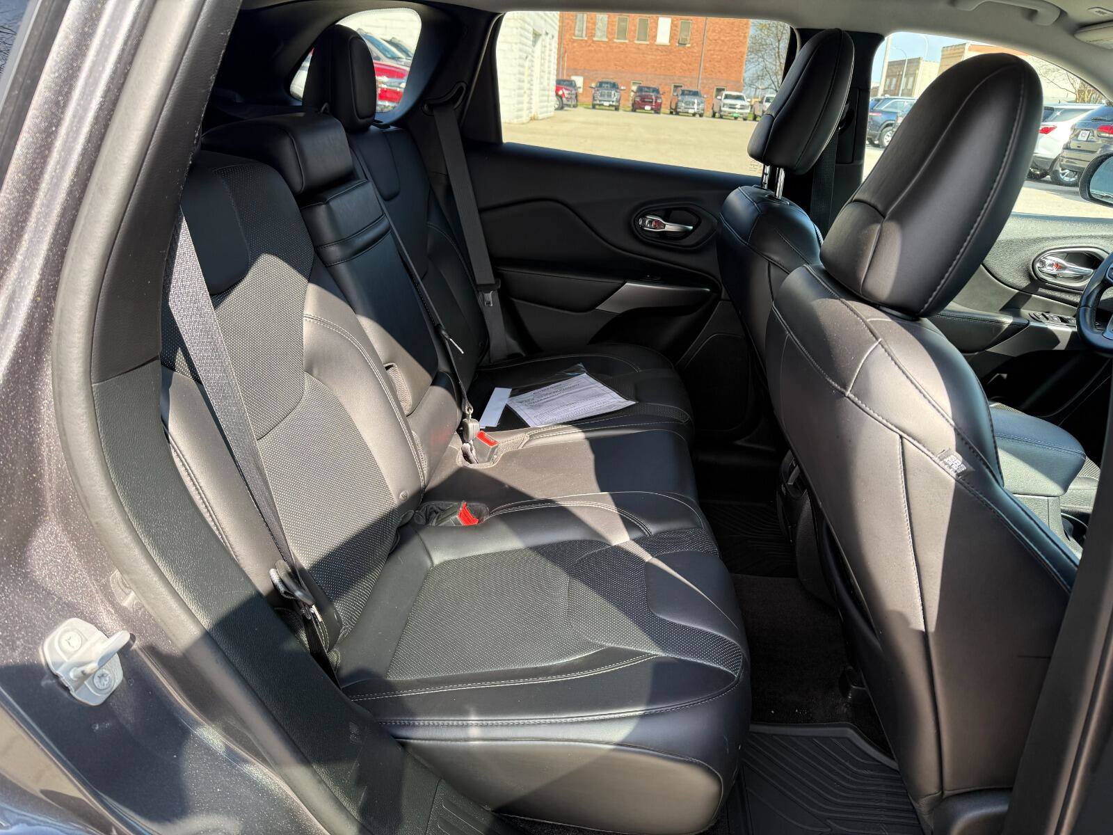 Used 2019 Jeep Cherokee Limited AWD/4WD image 16