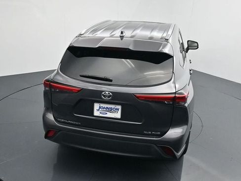 Used 2022 Toyota Highlander XLE AWD/4WD image 25