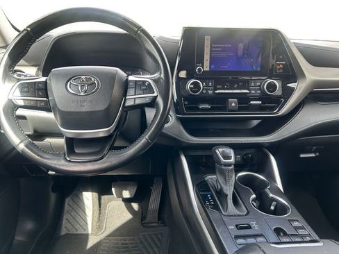 Used 2023 Toyota Highlander LE AWD/4WD image 12