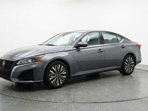 Used 2025 Nissan Altima 2.5 SV FWD image 3