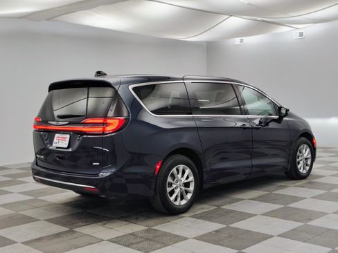 Used 2024 Chrysler Pacifica Touring-L AWD/4WD image 10