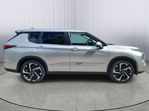 Used 2023 Mitsubishi Outlander SE image 3
