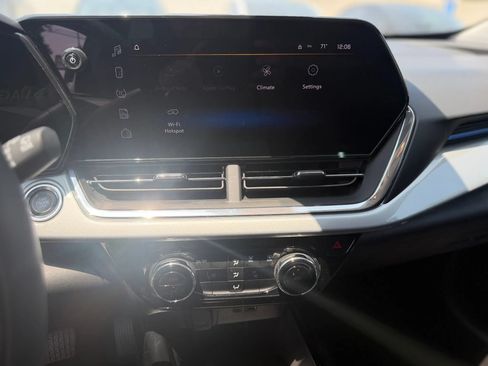 Used 2025 Chevrolet Trax LT FWD image 9