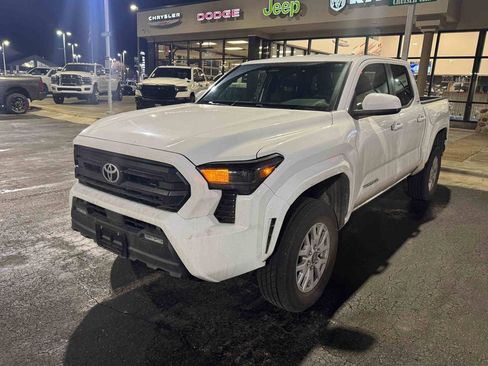 Used 2025 Toyota Tacoma SR5 image 2