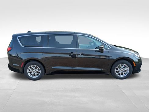 Used 2023 Chrysler Pacifica Touring-L FWD image 7