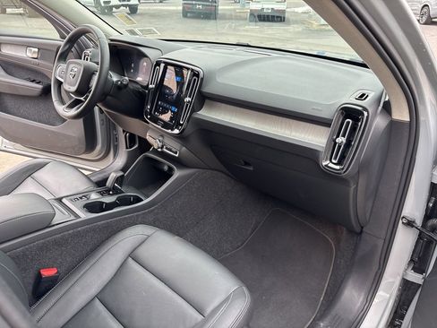 Certified 2025 Volvo XC40 B5 Core image 34