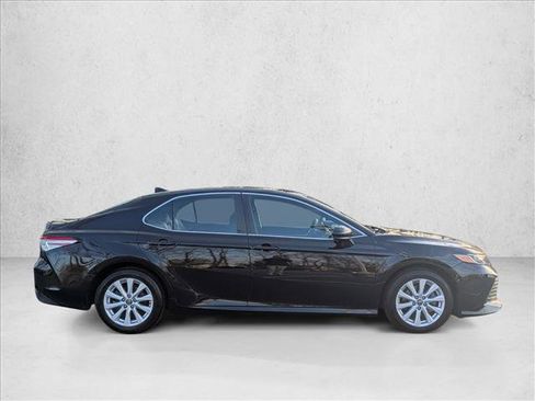 Used 2020 Toyota Camry LE image 4